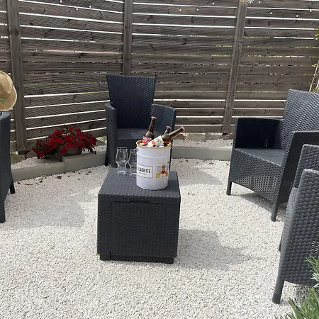 L'oustaloise - Et Table D'hotes Pres De Beziers- Alex Est Cuisinier De Metier- Piscine Avec Transats Et Parasols Terrasse Parking Prive Et Garage A Velos Motos- Labellisee Accueil Velo Et Vignoble Et Decouverte Bed & Breakfast 3*