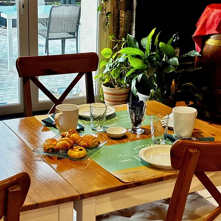 L'oustaloise - Et Table D'hotes Pres De Beziers- Alex Est Cuisinier De Metier- Piscine Avec Transats Et Parasols Terrasse Parking Prive Et Garage A Velos Motos- Labellisee Accueil Velo Et Vignoble Et Decouverte לינה וארוחת בוקר