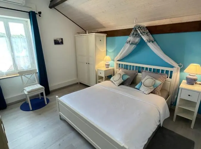 לינה וארוחת בוקר L'oustaloise - Et Table D'hotes Pres De Beziers- Alex Est Cuisinier De Metier- Piscine Avec Transats Et Parasols Terrasse Parking Prive Et Garage A Velos- Labellisee Accueil Velo Et Vignoble Et Decouverte 3*