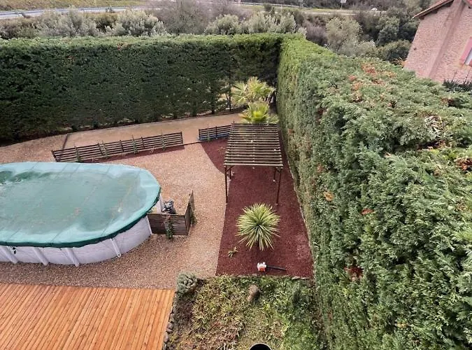 L'oustaloise - Et Table D'hotes Pres De Beziers- Alex Est Cuisinier De Metier- Piscine Avec Transats Et Parasols Terrasse Parking Prive Et Garage A Velos- Labellisee Accueil Velo Et Vignoble Et Decouverte לינה וארוחת בוקר