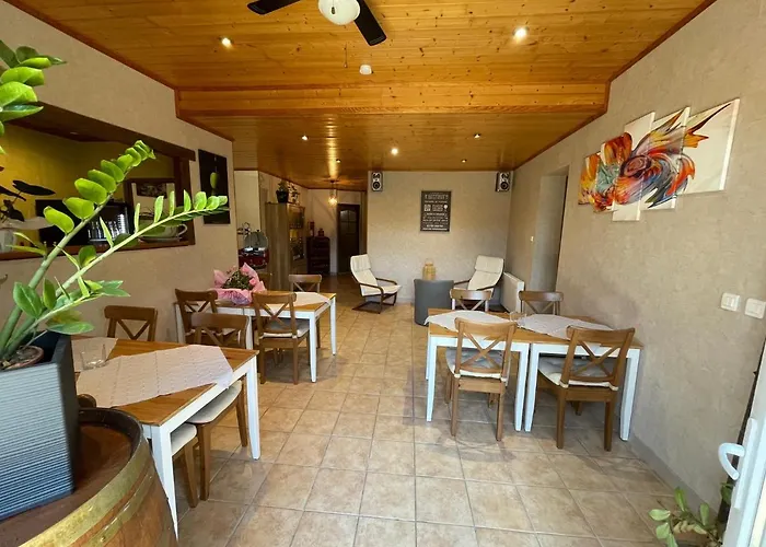 L'oustaloise - Et Table D'hotes Pres De Beziers- Alex Est Cuisinier De Metier- Piscine Avec Transats Et Parasols Terrasse Parking Prive Et Garage A Velos- Labellisee Accueil Velo Et Vignoble Et Decouverte לינה וארוחת בוקר