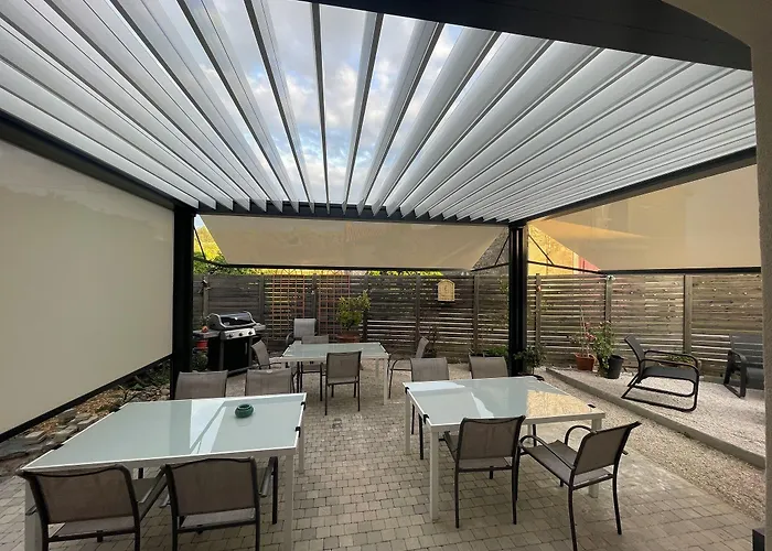 לינה וארוחת בוקר L'oustaloise - Et Table D'hotes Pres De Beziers- Alex Est Cuisinier De Metier- Piscine Avec Transats Et Parasols Terrasse Parking Prive Et Garage A Velos- Labellisee Accueil Velo Et Vignoble Et Decouverte 3*