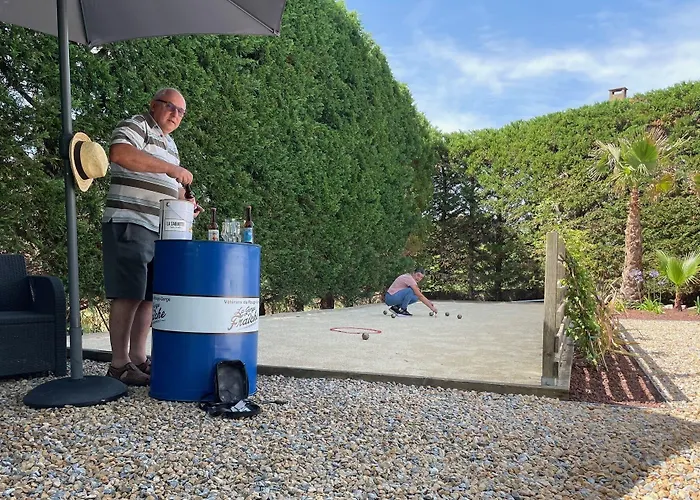 לינה וארוחת בוקר L'oustaloise - Et Table D'hotes Pres De Beziers- Alex Est Cuisinier De Metier- Piscine Avec Transats Et Parasols Terrasse Parking Prive Et Garage A Velos- Labellisee Accueil Velo Et Vignoble Et Decouverte 3*