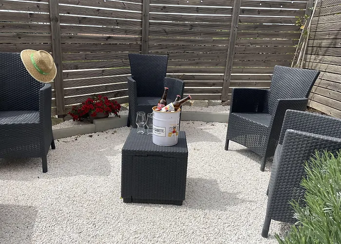 L'oustaloise - Et Table D'hotes Pres De Beziers- Alex Est Cuisinier De Metier- Piscine Avec Transats Et Parasols Terrasse Parking Prive Et Garage A Velos- Labellisee Accueil Velo Et Vignoble Et Decouverte לינה וארוחת בוקר 3*