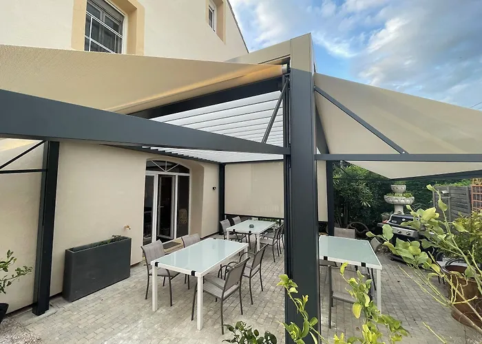 לינה וארוחת בוקר L'oustaloise - Et Table D'hotes Pres De Beziers- Alex Est Cuisinier De Metier- Piscine Avec Transats Et Parasols Terrasse Parking Prive Et Garage A Velos- Labellisee Accueil Velo Et Vignoble Et Decouverte Faugères