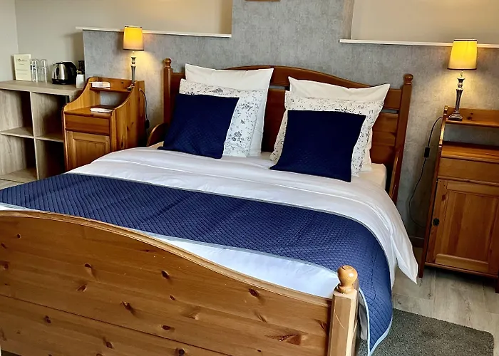 לינה וארוחת בוקר L'oustaloise - Et Table D'hotes Pres De Beziers- Alex Est Cuisinier De Metier- Piscine Avec Transats Et Parasols Terrasse Parking Prive Et Garage A Velos- Labellisee Accueil Velo Et Vignoble Et Decouverte Faugères