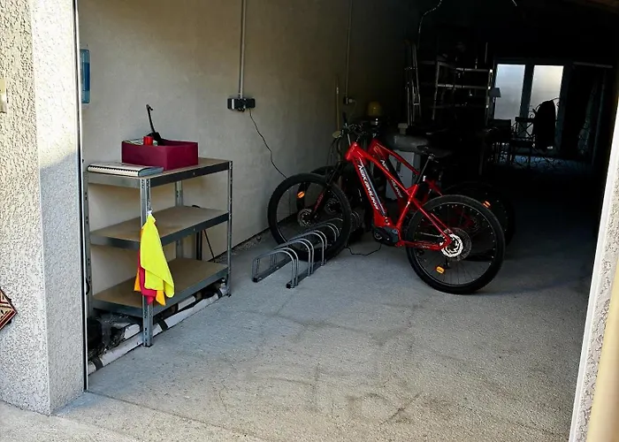 L'oustaloise - Et Table D'hotes Pres De Beziers- Alex Est Cuisinier De Metier- Piscine Avec Transats Et Parasols Terrasse Parking Prive Et Garage A Velos- Labellisee Accueil Velo Et Vignoble Et Decouverte לינה וארוחת בוקר